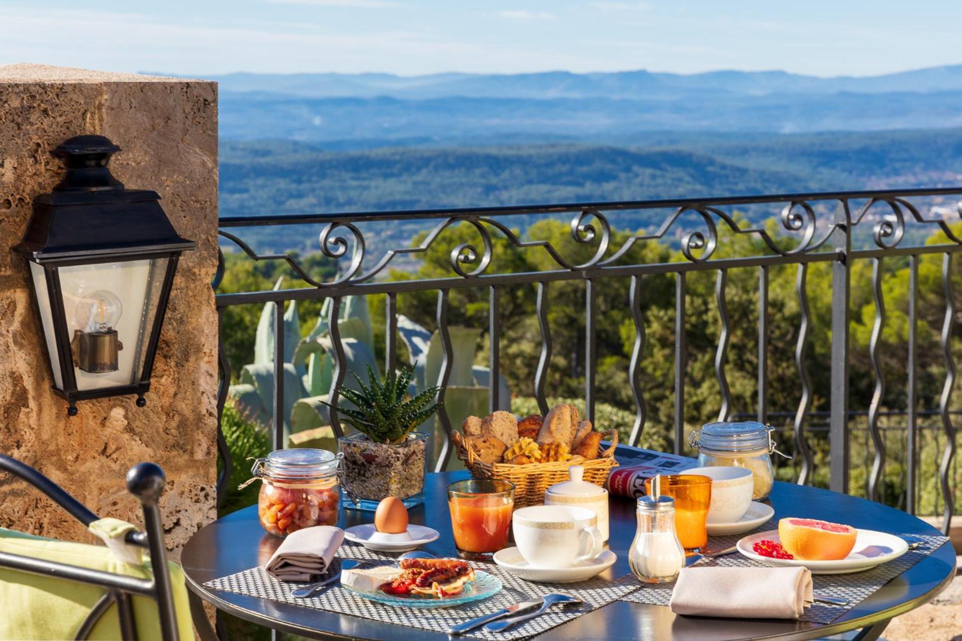 La Bastide De & 4*